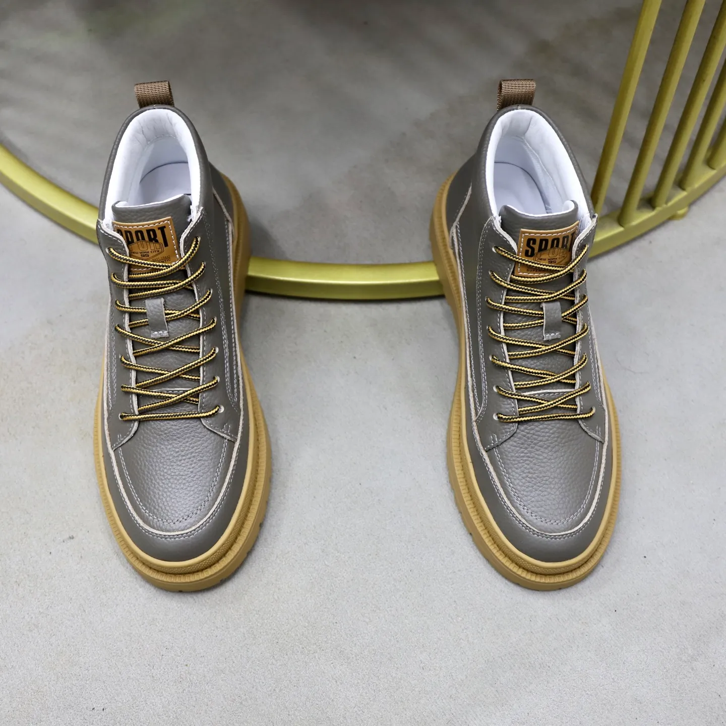 Ex-factory price: 460💰🙅‍♂️🙅‍♂️🙅‍♂️ Brand: LV Louis Vuitton Standard code: 38–44 (45 can be customized) Grade: Same as the official website Material: Original cowhide fabric Comfortable pigskin lining Lightweight wear-resistant outsole Style category: Men's fashion casual shoes and boots Running sneakers Distinguished luxury brand elements Top luxury Color: actual picture color